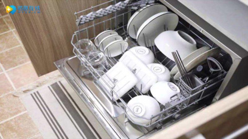 如何确保商用洗碗机清洗后的餐具清洁度？
