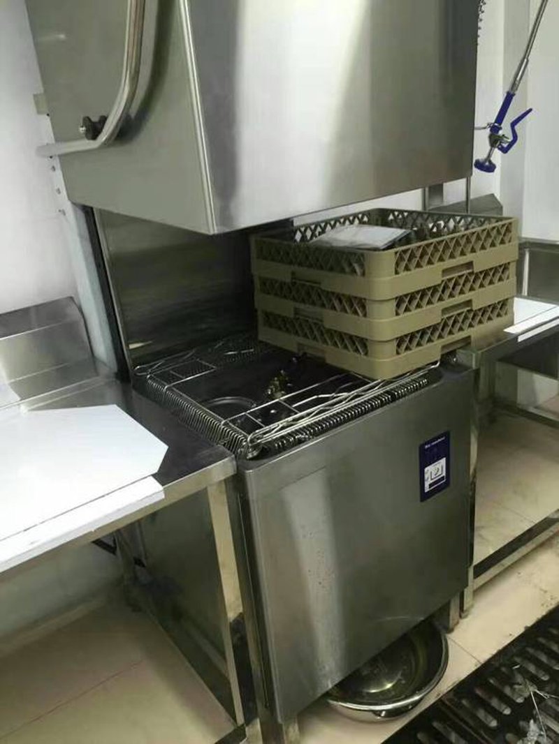 如何正确进行商用洗碗机的清洁与消毒操作？这是一个关键问题，关系到餐饮业食品安全和顾客健康。今天，我们就来详细解析一下这一操作流程。